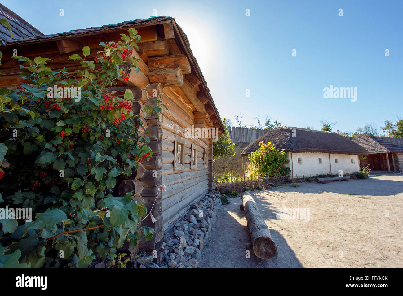 Vue sur la vieille maison en bois sur l'île de Khortytsya à Zaporozhye, Ukraine. Historical Museum. Banque D'Images