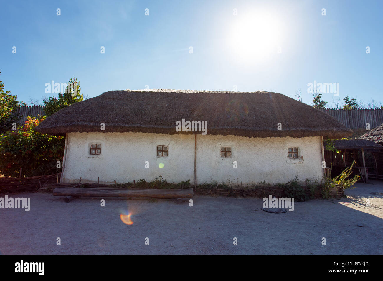 Vue sur la vieille maison d'argile musée sur l'île de Khortytsya à Zaporozhye, Ukraine. Banque D'Images