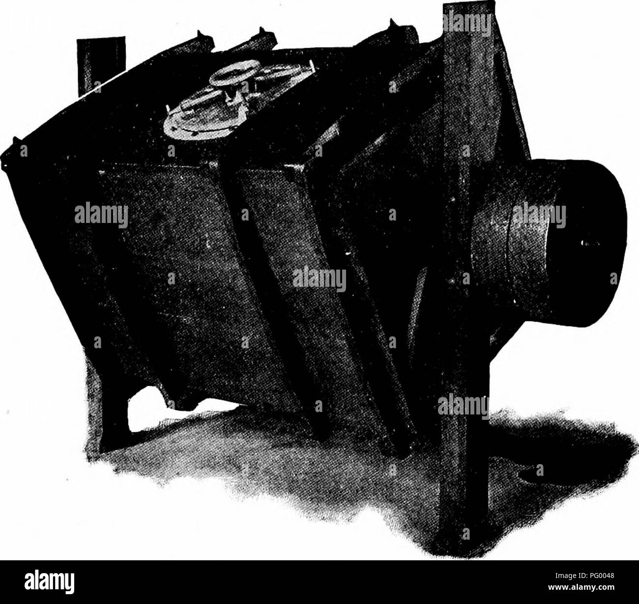 . Le lait et ses produits : un traité sur la nature et les qualités des produits laitiers le lait et la fabrication de beurre et de fromage . L'industrie laitière ; lait ; produits laitiers. Caractère et taille des globules de matière grasse 215 la baratte. Ce sera trouvé pour correspondre à un mouvement des particules de crème d'environ 700 pieds par minute. La qualité de la globules de gras.-La qualité de la globules de gras, à la fois quant à leur taille et char-. Fig. 34. Fort Carré baratte. caractère d'ours, un rôle important dans les phénomènes de la turbulence. En ce qui concerne le degré de dureté des matières grasses, ce • a déjà été traités o Banque D'Images