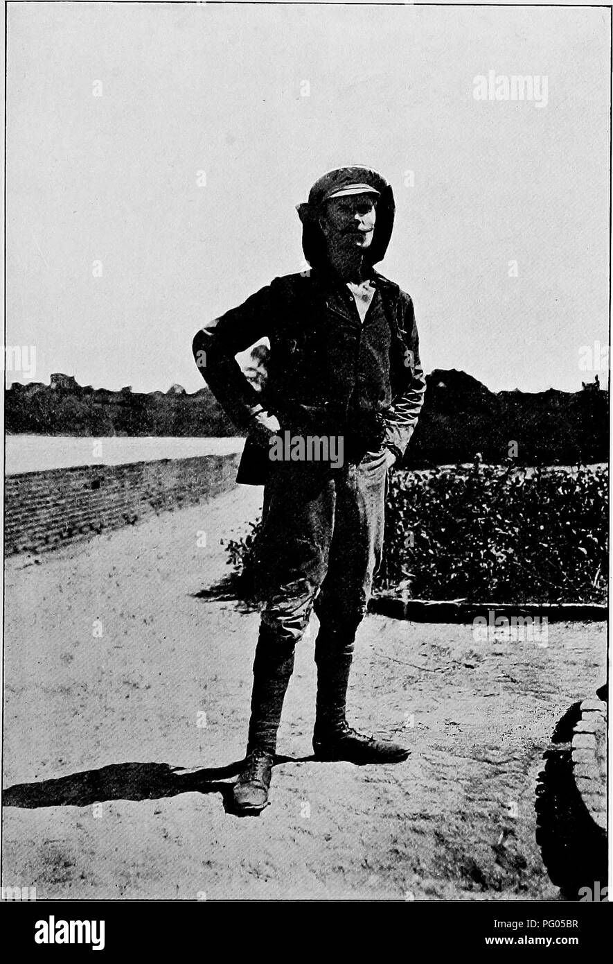 . Du Niger au Nil. Alexander-Gosling ; des oiseaux de l'expédition. ^À DUNGU". Veuillez noter que ces images sont extraites de la page numérisée des images qui peuvent avoir été retouchées numériquement pour plus de lisibilité - coloration et l'aspect de ces illustrations ne peut pas parfaitement ressembler à l'œuvre originale.. Alexander, Boyd, 1873-1910 ; Talbot, Percy Amaury, 1877-1945. Londres, E. Arnold Banque D'Images