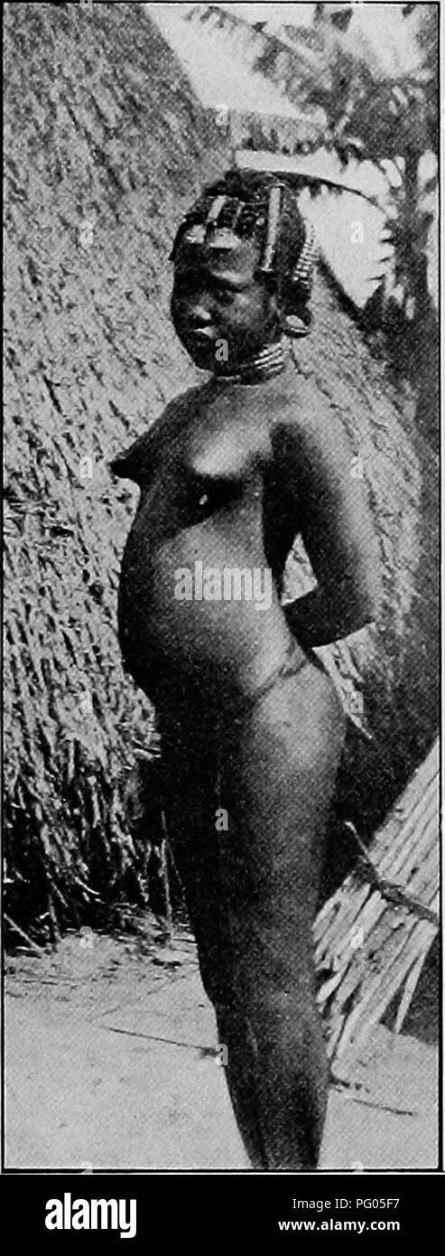 L’expédition Alexander-Gosling a voyagé du Niger au Nil, documentant les cultures et les environnements rencontrés en cours de route. Cette section se concentre sur les tribus indigènes et leurs pratiques liées aux oiseaux, ainsi que sur leur art corporel unique et leurs traditions. Banque D'Images