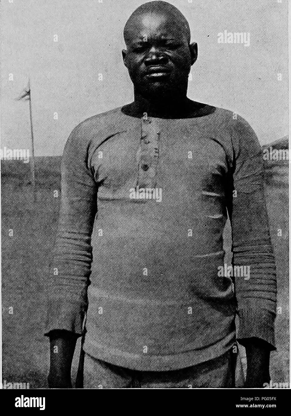 Ce récit de l'expédition Alexander-Gosling documente l'exploration des rivières africaines, mettant en évidence le paysage, la faune et les expériences, y compris la pêche à la nourriture le long du Niger et du Nil. Banque D'Images