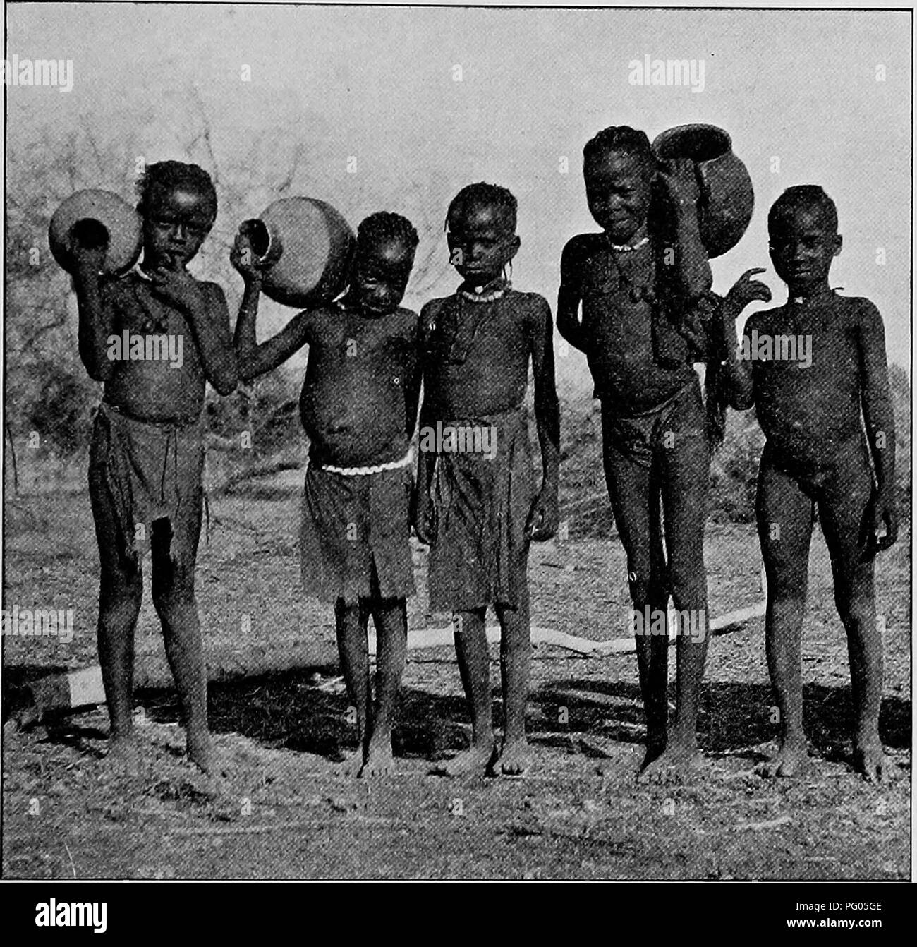 . Du Niger au Nil. Alexander-Gosling ; des oiseaux de l'expédition. À PARTIR DE FORT LAMY À L'TOGBAU HILLS 163 Après avoir quitté le pays, Fullmetal sur l'autre main portait un aspect solitaire plus, et il n'y avait pratiquement pas un village n'importe où. BAGHIEMI OHILDRBlir à voir. Nous sommes allés pendant des jours sans rencontrer un seul canot indigène et la magnifique rivière coulait sur le biais d'une terre épargnée par les silencieux d'aucune sorte. Loin de la rive gauche, l'intérieur du pays est habité par la tribu de la LEP, ou comme le Baghirmi Kurdi et les Arabes les appelle - un nom qu'ils donnent à tous les habitants de la région. Avoir souffrir Banque D'Images