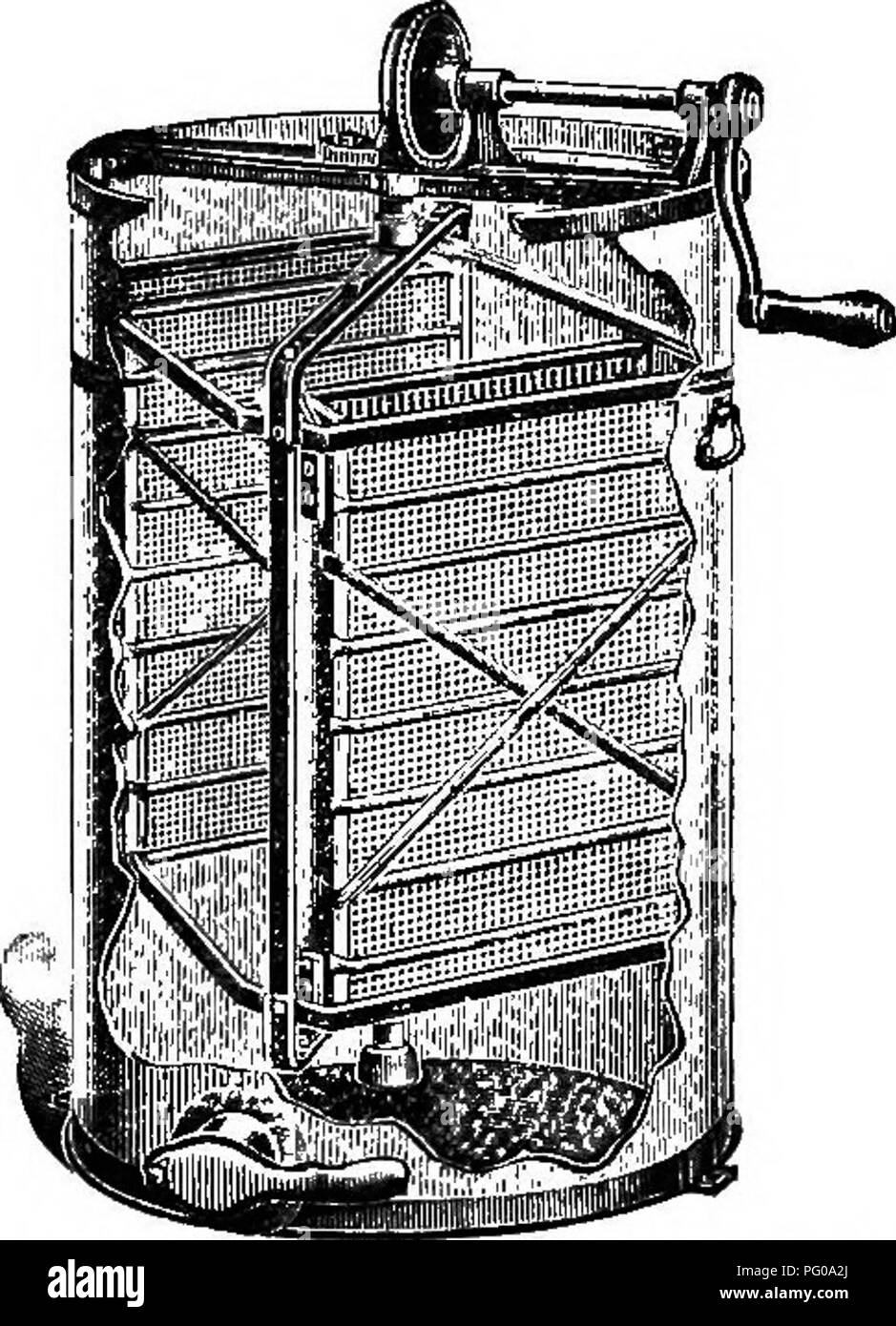 . L'apiculture pratique. Les abeilles. BEBKEIEPING 47 pratique côté droit jusqu'à la super, la fondation devenir fermement fixé dans un instant. Pour supprimer les abeilles des hausses lorsque ces derniers sont rill6d avec du miel, un appareil pratique connue sous le nom de Porter bee escape a été fournie. Il se compose de deux ressorts réglée de manière à permettre une abeille à squeeze out mais de ne pas revenir, à efifect comme un piège à rat. Ce petit appareil d'étain est monté au centre d'un miel de sélection de la taille de la partie supérieure de la ruche, puis se glissa sous le super la nuit avant qu'il est nécessaire d'enlever le miel. Le soin devrait être ta Banque D'Images