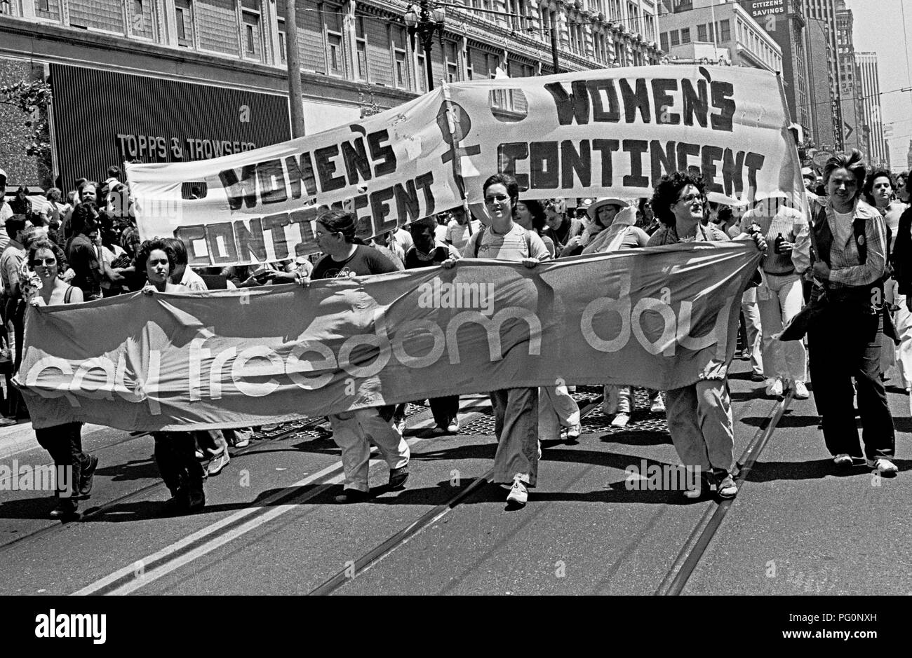 Gay Freedom Day Parade, bannières de contingent pour femmes, San Francisco, Californie, années 1970. Juin 26 Banque D'Images