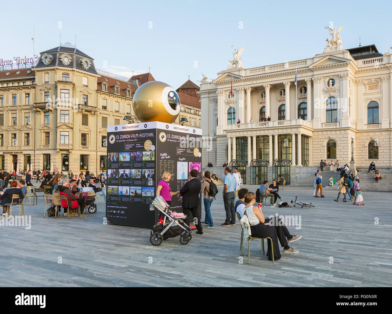 Zurich, Suisse - le 27 septembre 2017 : les gens sur Sechselautenplatz square, le point de rencontre de la Zurich Film Festival, les bâtiments à la place. Banque D'Images