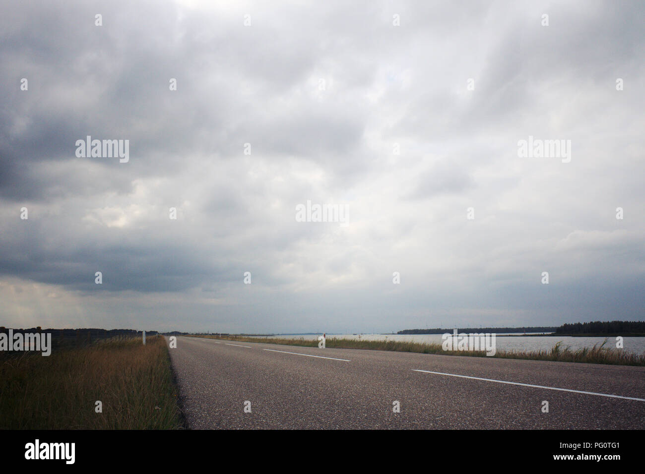 Vue depuis la digue près de Ketelhaven avec d'impressionnantes formations clud. Banque D'Images