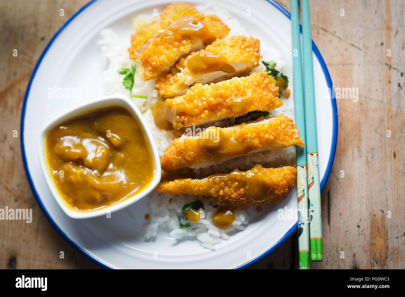 Croustillant de Katsu Curry de poulet au riz et au persil Banque D'Images