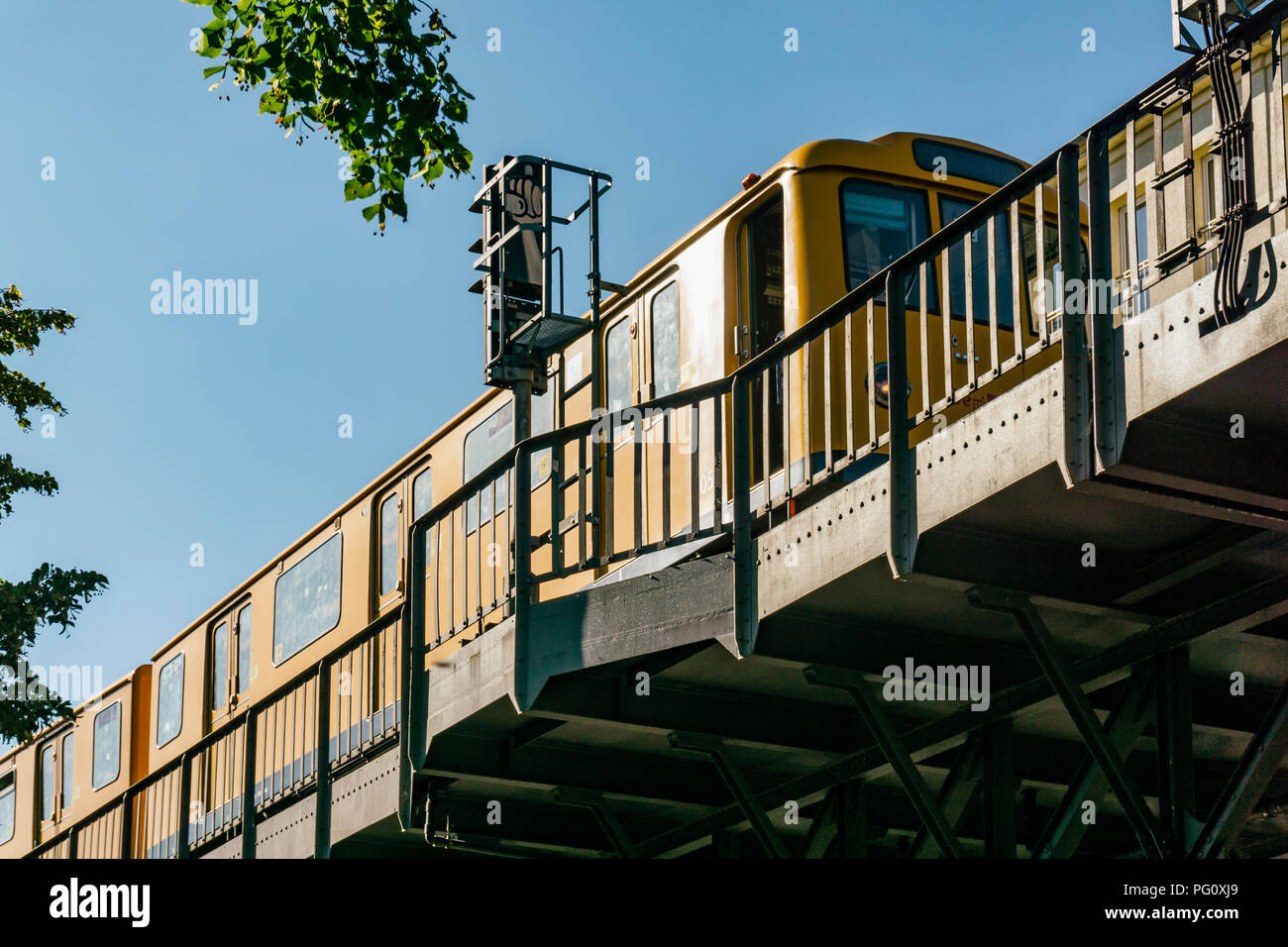 Berlin, Allemagne, August 06, 2018 : Train élevé jaune Banque D'Images