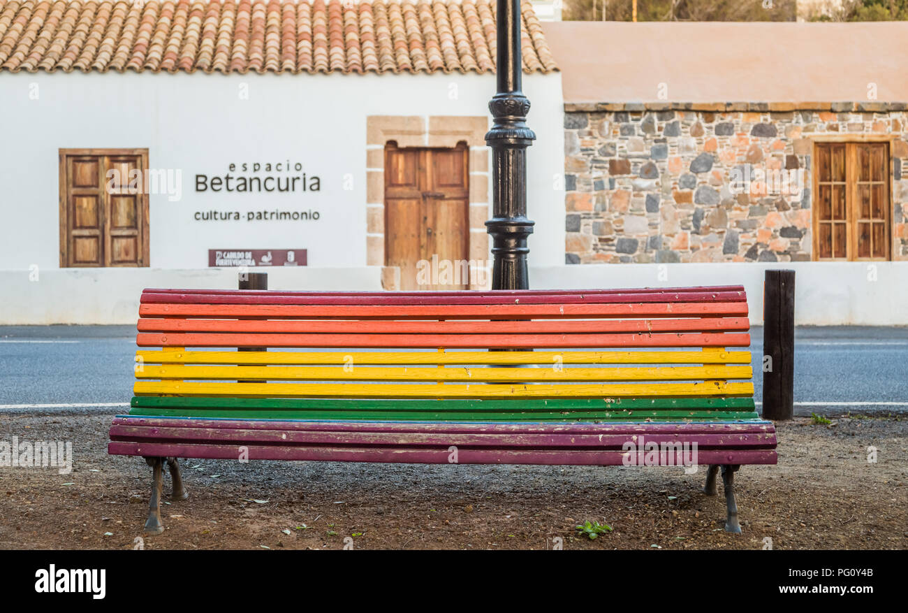 Corralejo, Fuerteventura - février 17, 2018 : Colurful banc de parc en Betancuria, Îles Canaries, Espagne. Banque D'Images