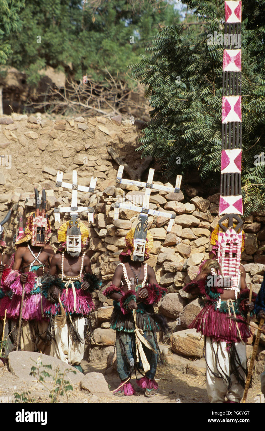 Danse des masques à Nombori village, pays Dogon, au Mali pour un usage éditorial uniquement Banque D'Images