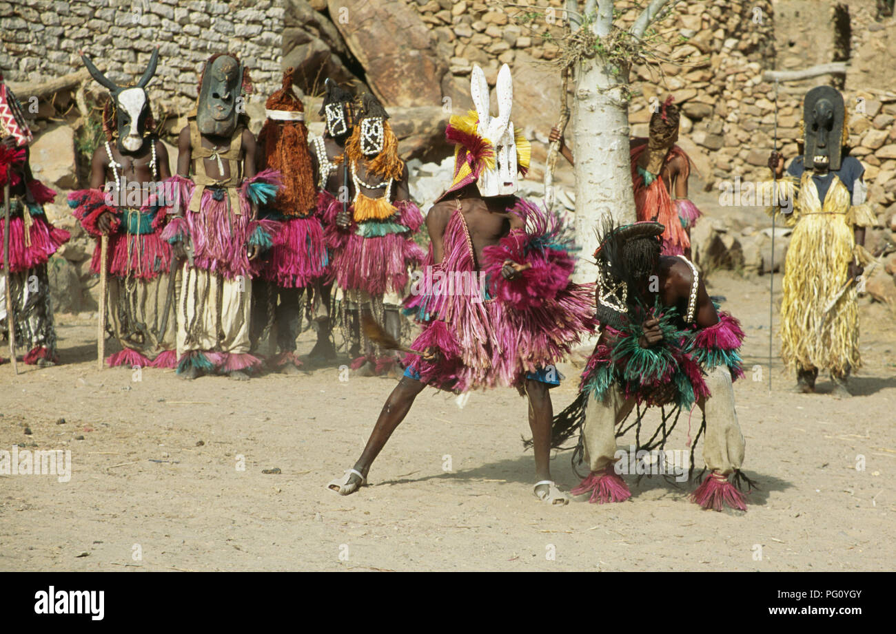 Danse des masques à Nombori village, pays Dogon, au Mali pour un usage éditorial uniquement Banque D'Images