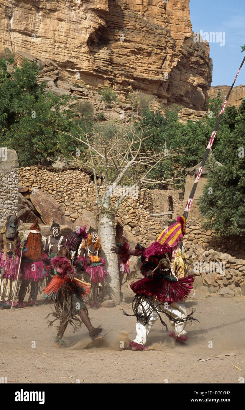 Danse des masques à Nombori village, pays Dogon, au Mali pour un usage éditorial uniquement Banque D'Images