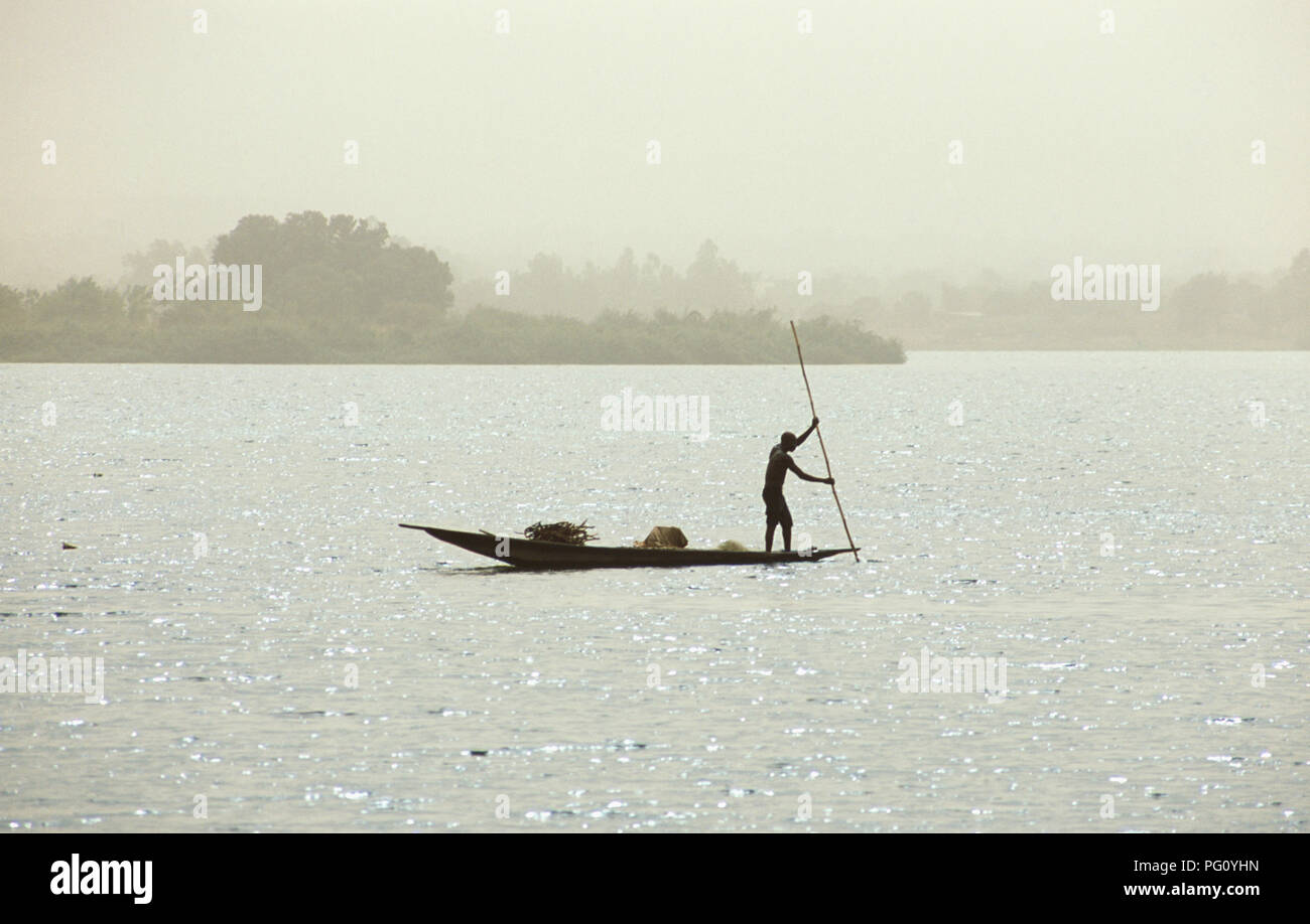 Pirogue sur le fleuve Niger à Ségou au Mali pour un usage éditorial uniquement Banque D'Images