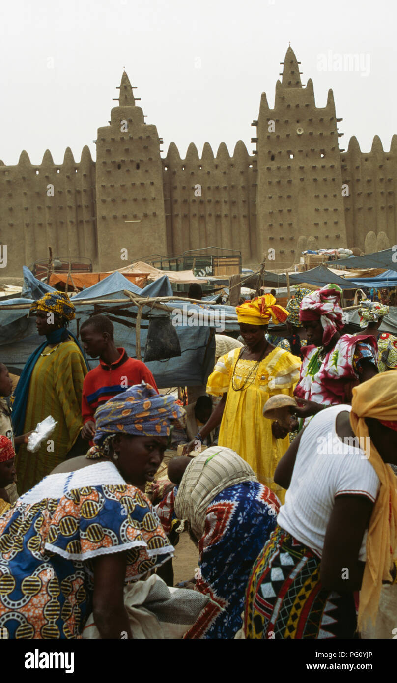 Les gens au marché du lundi à La Grande Mosquée de Djenné, au Mali pour un usage éditorial uniquement Banque D'Images
