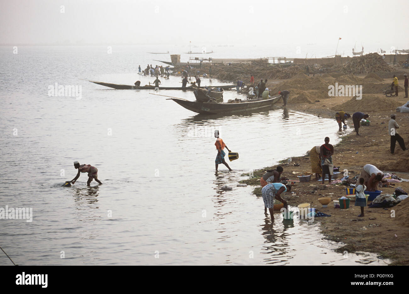 Le lavage des vêtements et de pêche sur les berges du fleuve Niger à Ségou, Mali, pour un usage éditorial uniquement Banque D'Images