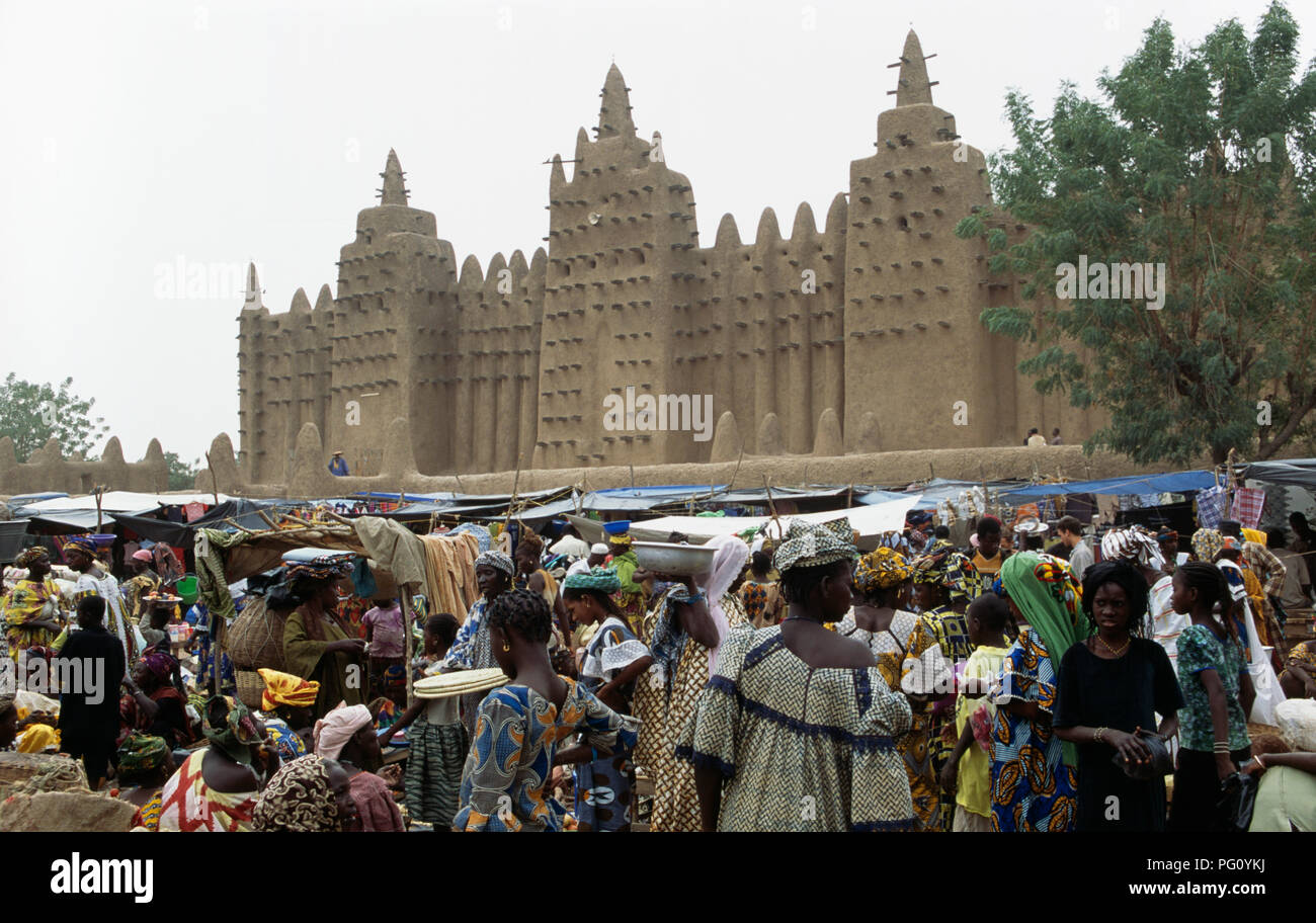 Les gens au marché du lundi à La Grande Mosquée de Djenné, au Mali pour un usage éditorial uniquement Banque D'Images