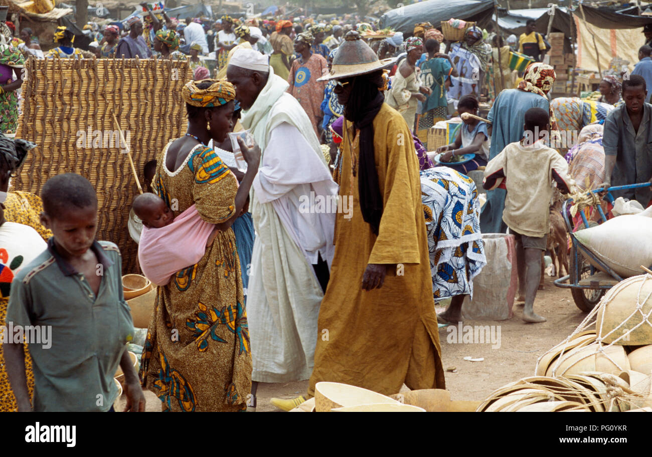 Les gens au marché du lundi à La Grande Mosquée de Djenné, au Mali pour un usage éditorial uniquement Banque D'Images