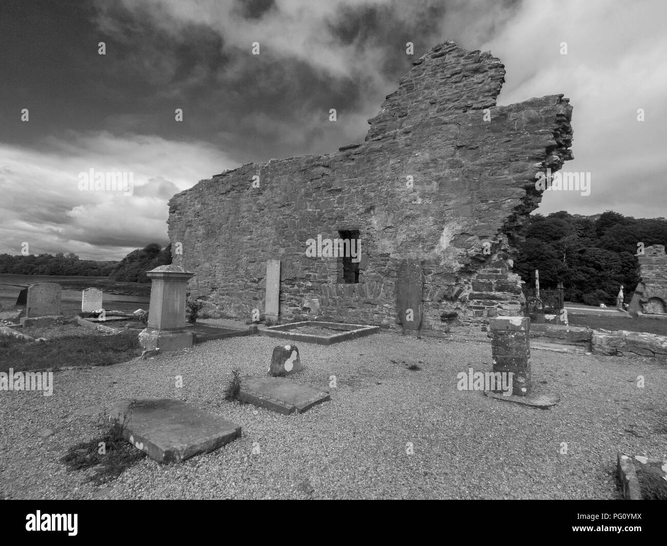 Le comté de Donegal, IRLANDE - 13 août 2018 : une photographie en noir et blanc de l'intérieur des ruines de l'abbaye de Donegal qui est un couvent franciscain. Banque D'Images