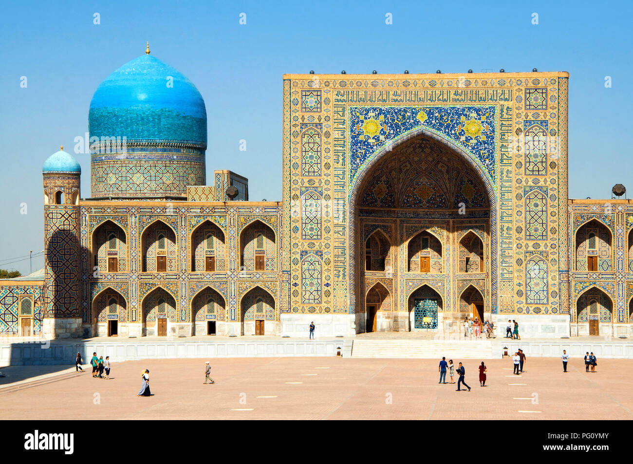 Tilya Kori Madrasah avec dôme bleu à la place du Registan, lors d'une journée ensoleillée à Samarkand Banque D'Images