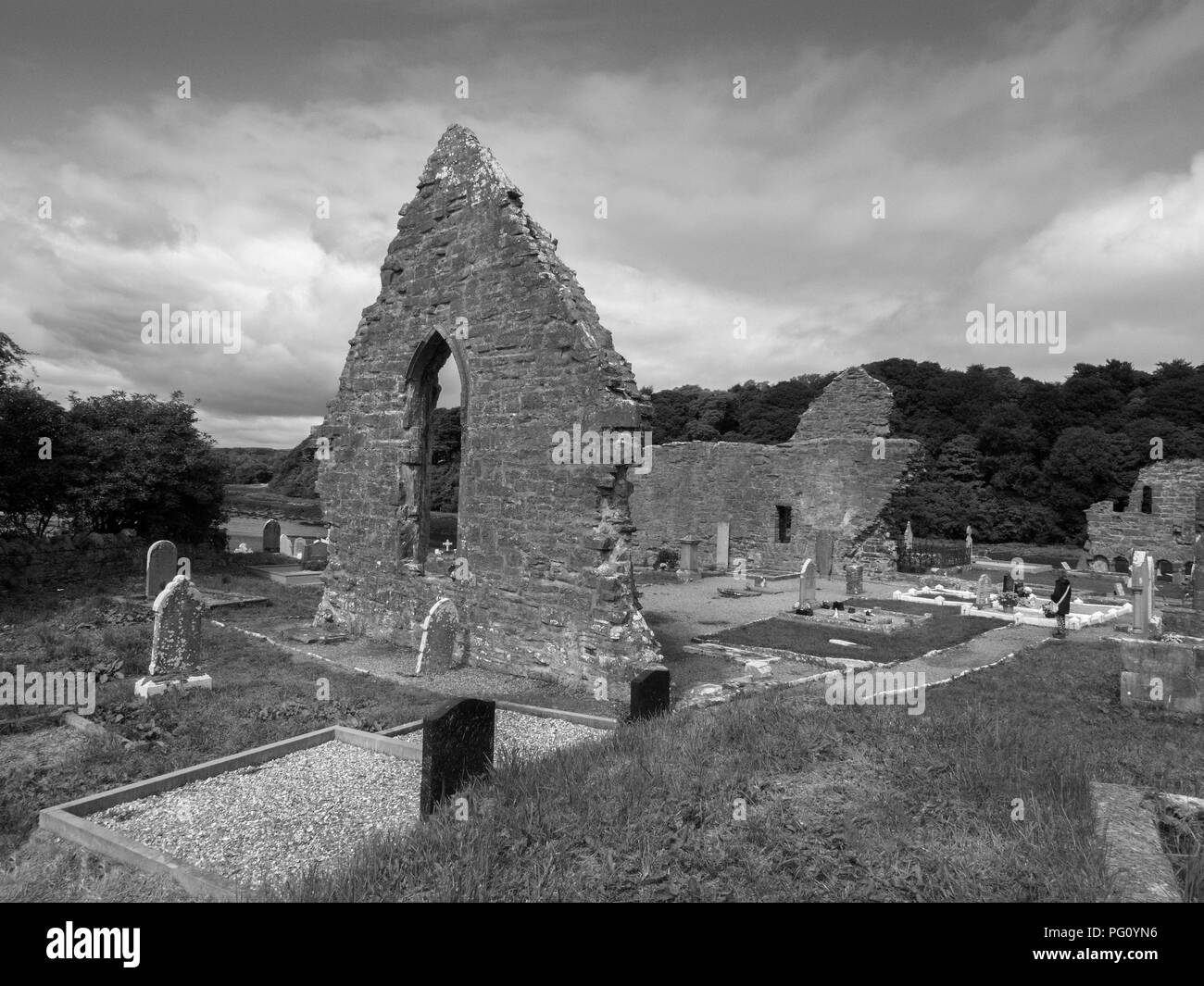 Le comté de Donegal, IRLANDE - 13 août 2018 : une photographie en noir et blanc d'Abbaye Donegal sur une belle journée d'été. Banque D'Images