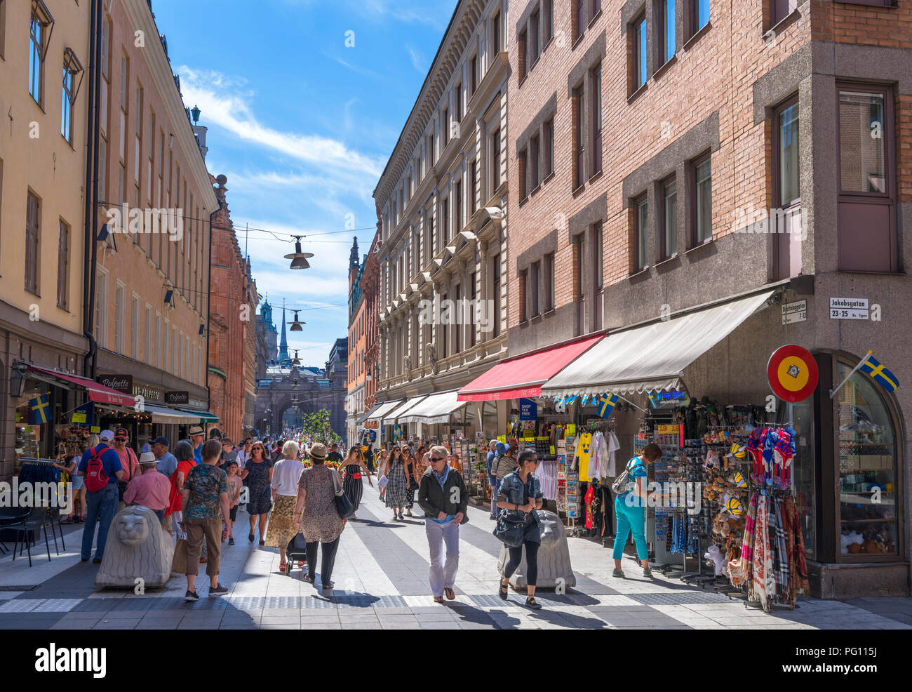 Magasins et boutiques sur l'animée Drottninggatan, une rue commerçante du centre-ville, Norrmalm, Stockholm, Suède Banque D'Images