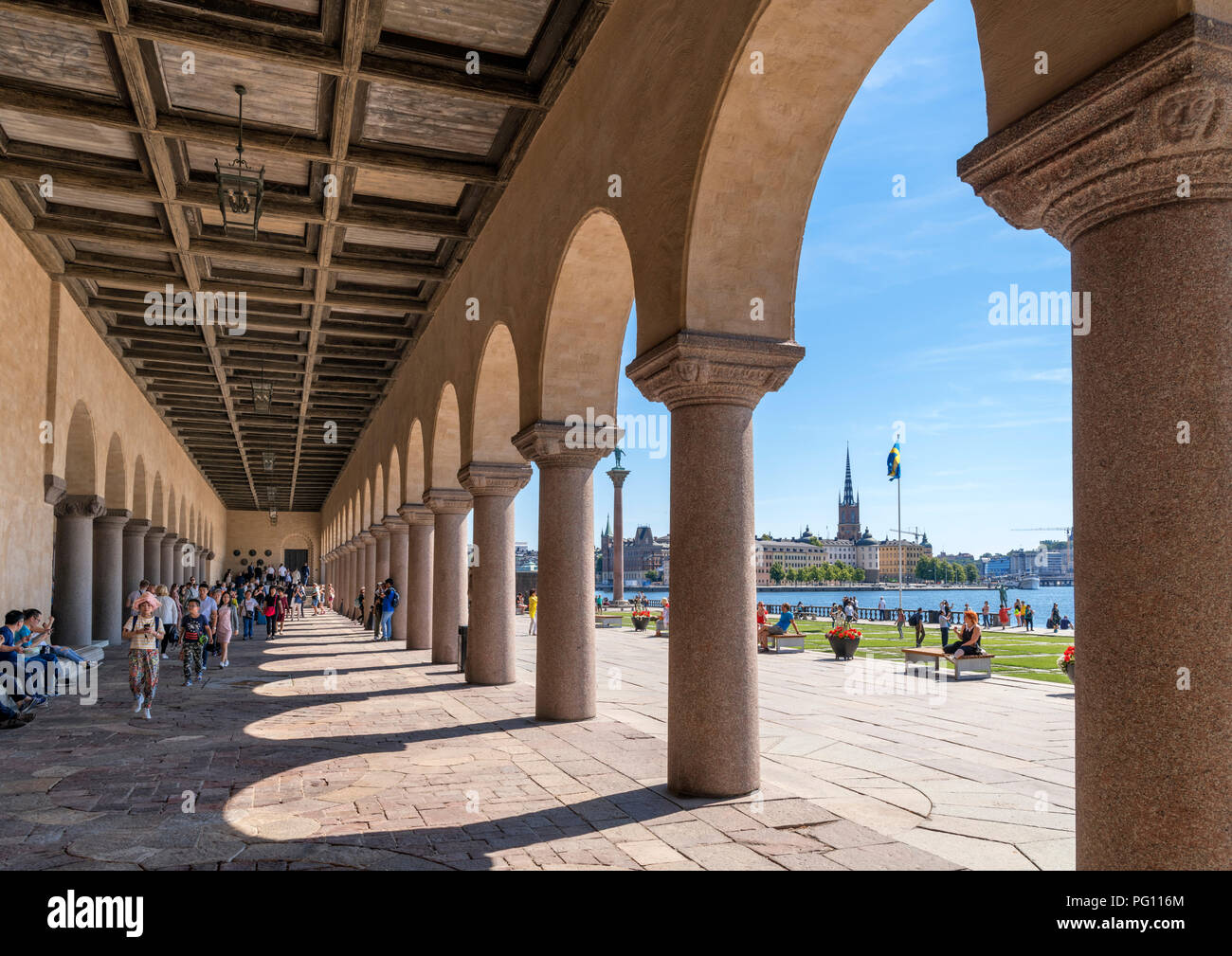 Avis de Riddarholmen à Gamla Stan (vieille ville) de l'arcade sous l'Hôtel de Ville de Stockholm (Stadshuset), Kungsholmen, Stockholm, Suède Banque D'Images