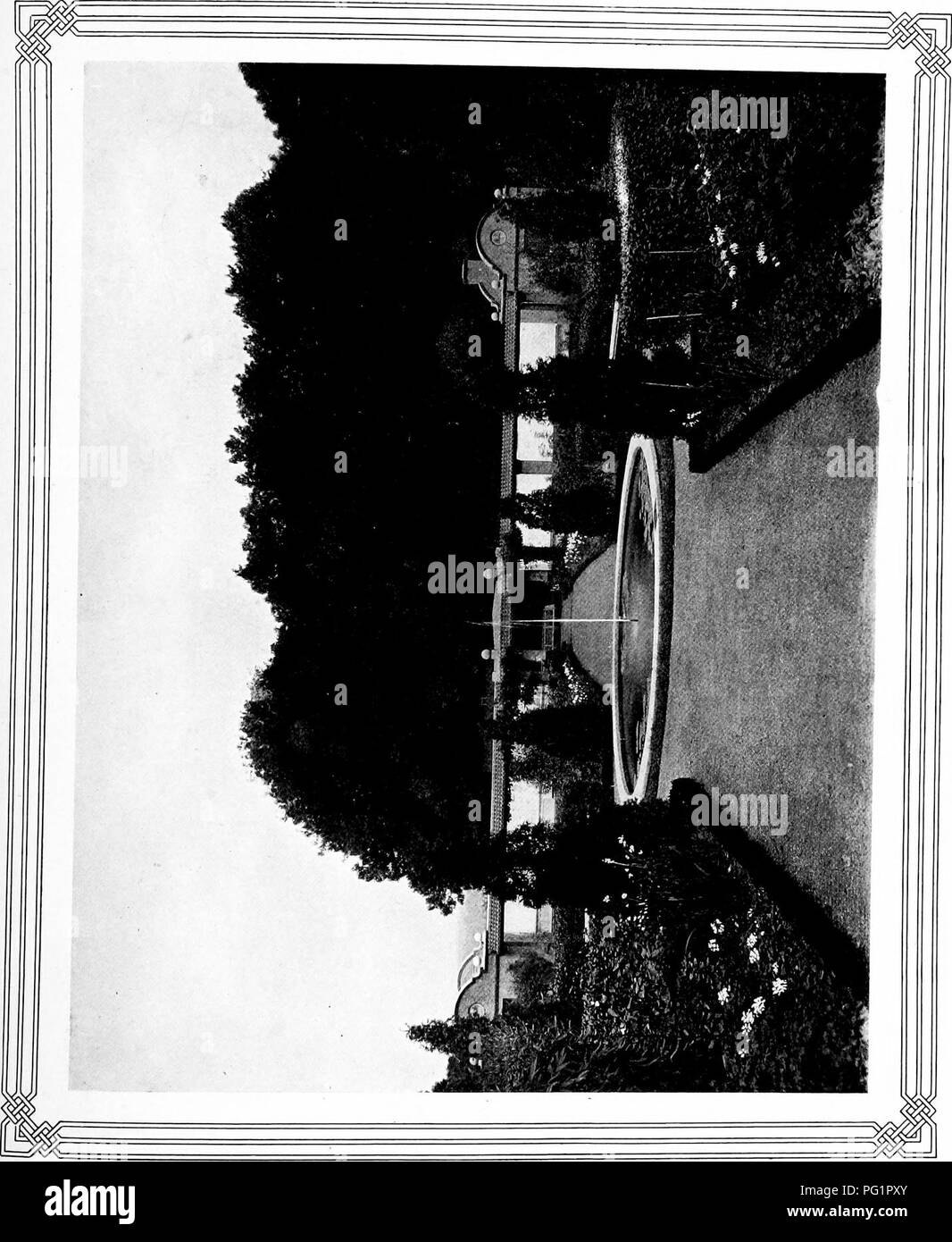 « American Gardens » de Guy Lowell présente un aperçu des techniques de jardinage paysager utilisées dans les jardins américains. Le livre met en évidence divers modèles de plantation, l'architecture paysagère et la valeur esthétique des espaces de jardin bien planifiés à travers les États-Unis, mettant l'accent sur la beauté naturelle et les pratiques durables. Banque D'Images