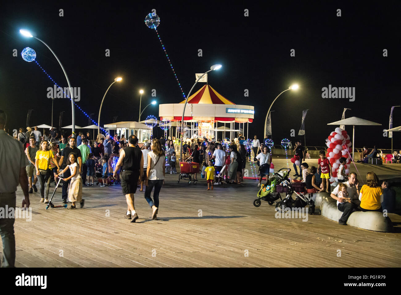 Tel Aviv Promenade et Carousel au soir - 1 Banque D'Images