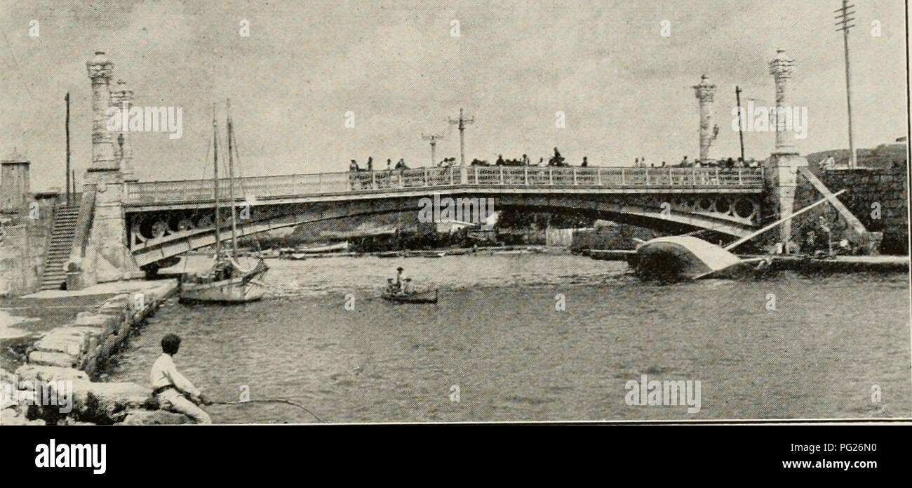 . L'examen de Cuba. Cuba -- Périodiques. L'EXAMEN DE CUBA.. La Concordia pont sur la rivière Yumurí, Matanzas, reliant l'ancienne et la nouvelle partie de la ville. El Puente de La Concordia sobre el rio en Matanzas Yumurí. Matériau de revêtement de La Havane. Aussitôt que la nouvelle d'égout est installé il est prévu d'ouvrir les rues dans un style moderne. J. M. Babe, l'ingénieur en chef du bureau de la Voirie et des ponts dans le ministère des Travaux publics, était le délégué de Cuba à la route internationale Congrès, tenu à Paris en 1908. Son rapport, qu'il a récemment présenté au président, Banque D'Images
