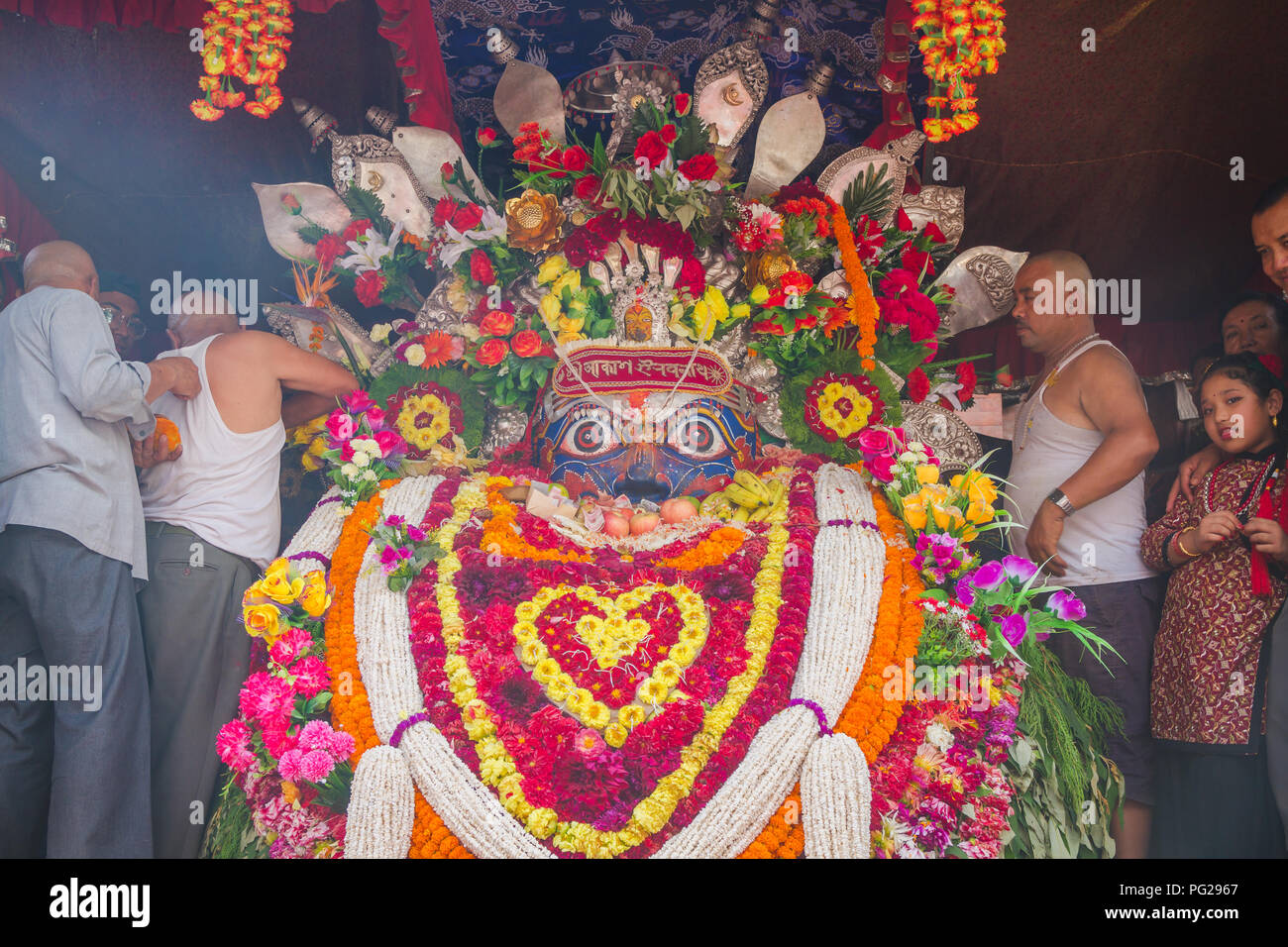 Népal - Katmandou,Nov 4,2017 Newar : Gens de Katmandou adorant Dieu Seto Seto Machhendranath.machindranath, également connu sous le nom de White Machindranath. Banque D'Images