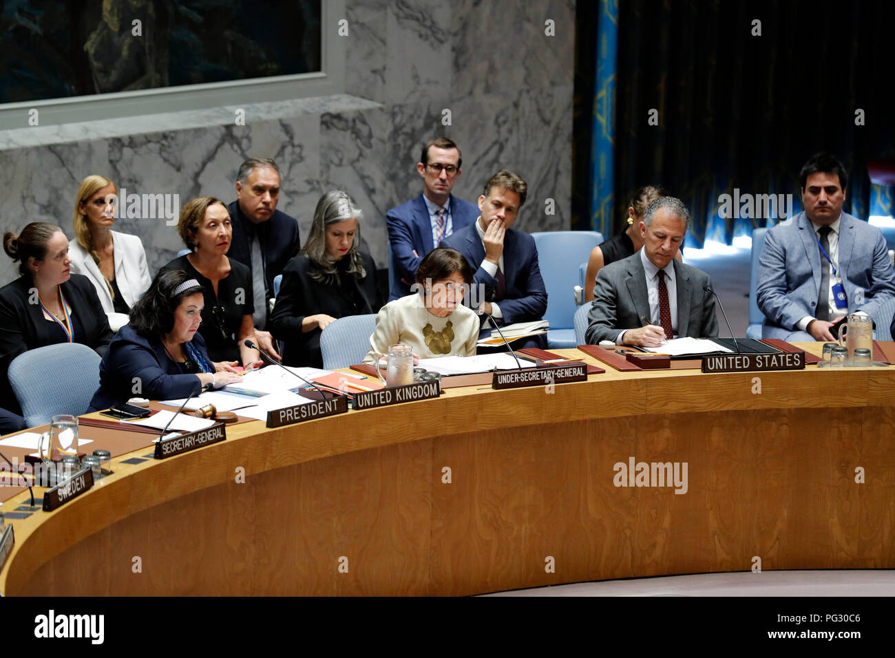 Organisation des Nations Unies, Conseil de sécurité des Nations Unies réuni au siège des Nations Unies à New York. Août 22, 2018. Rosemary DiCarlo (C, avant), Secrétaire Général Adjoint des Nations Unies aux affaires politiques, s'adresse à la réunion du Conseil de sécurité des Nations Unies au siège de l ONU à New York, le 22 août, 2018. Rosemary DiCarlo, Secrétaire Général Adjoint des Nations Unies aux affaires politiques, le mercredi a encouragé les donateurs à accroître leurs livraisons d'aide à la bande de Gaza, tout en avertissant que de carburant et de médicaments approvisionnements dans la région 'sont rapidement.' Credit : Muzi Li/Xinhua/Alamy Live News Banque D'Images