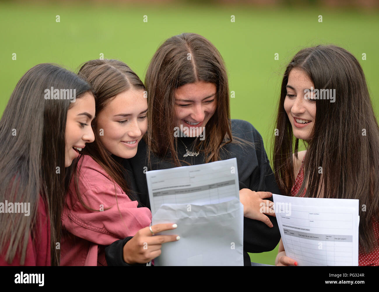 Manchester, UK. Août 23, 2018. Libby Adlestone (2ème à droite en noir) est heureux avec son GCSE results, célèbre avec ses amis. Photographie par : Howard Walker/Alamy Live News Banque D'Images