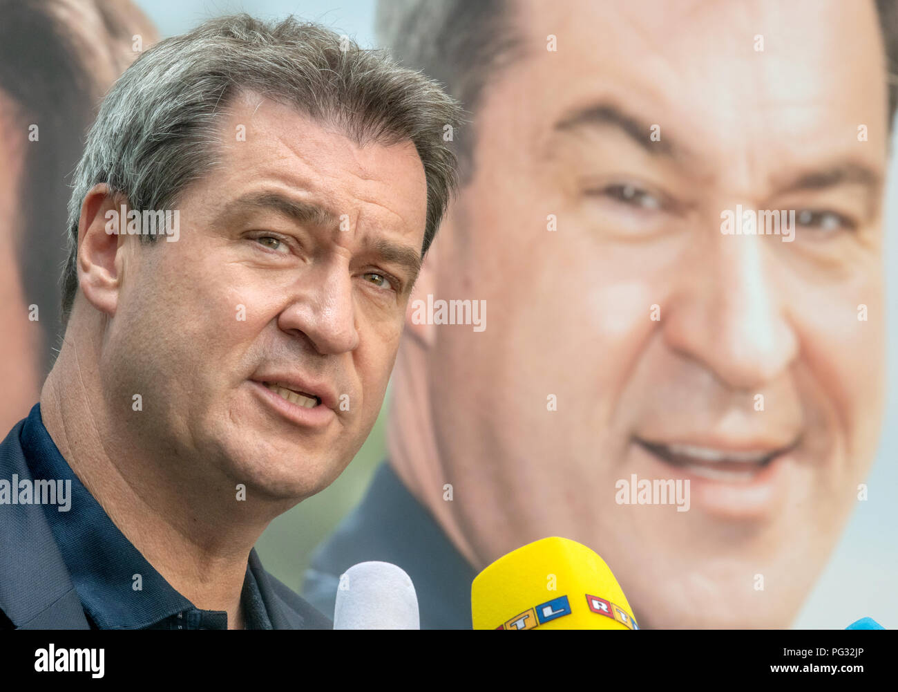 Munich, Allemagne. Août 23, 2018. Markus Soeder, Premier Ministre de Bavière, présente une affiche électorale de la CSU. La réunion a eu lieu dans la cour de la centrale du parti CSU. Crédit : Peter Kneffel/dpa/Alamy Live News Banque D'Images