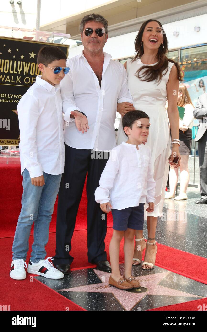 Los Angeles, CA, USA. Août 22, 2018. Adam Silverman, Simon Cowell, Eric Cowell, Lauren Silverman à la cérémonie d'intronisation pour l'étoile sur le Hollywood Walk of Fame pour Simon Cowell, Hollywood Boulevard, Los Angeles, CA, 22 août 2018. Credit : Priscilla Grant/Everett Collection/Alamy Live News Banque D'Images