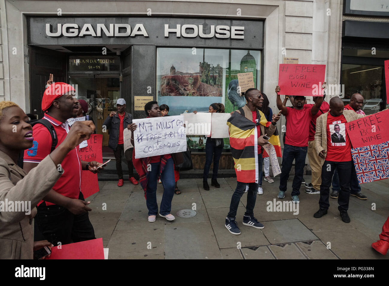 Londres, Royaume-Uni. 23 août, 2018. Robert Kyagulanyi Ssentamu également connu sous le nom de Bobi Wine, est un homme politique ougandais, homme d'affaires, entrepreneur, philanthrope, musicien, comédien et député de Kyadondo dans l'est le centre de l'Ouganda, plus connu sous le nom de scène Bobi Wine et a été arrêté pour trahison, il y a dix jours. La cour martiale générale a chuté des accusations portées contre lui le 23 août 2018 mais il a été rapidement arrêté par la police. Ougandais au Royaume-uni démontrer hors de leur Haut-Commissariat à Trafalgar Square, Londres. Crédit : Peter Hogan/Alamy Live News Crédit : Peter Hogan/Alamy Live News Banque D'Images