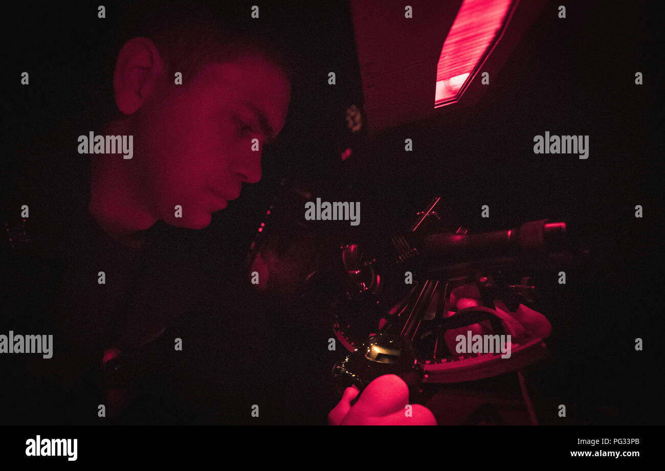 Mer noire. 20e Août, 2018. Mer Noire (Aug. 21, 2018) 3ème classe Quartier-maître Zach Cicerini prépare un sextant pour formation navigation astronomique à bord de la classe Arleigh Burke destroyer lance-missiles USS Carney (DDG 64), le 21 août, 2018. Carney, l'avant-déployé à Rota, en Espagne, est sur sa cinquième patrouille dans la sixième flotte américaine zone d'opérations à l'appui d'alliés et de partenaires régionaux ainsi que les intérêts de sécurité nationale des États-Unis en Europe et en Afrique. (U.S. Photo par marine Spécialiste de la communication de masse 1re classe Ryan U. Kledzik/relâchée)180820-N-U653-139 US Navy via globallookpress.com (crédit Im Banque D'Images