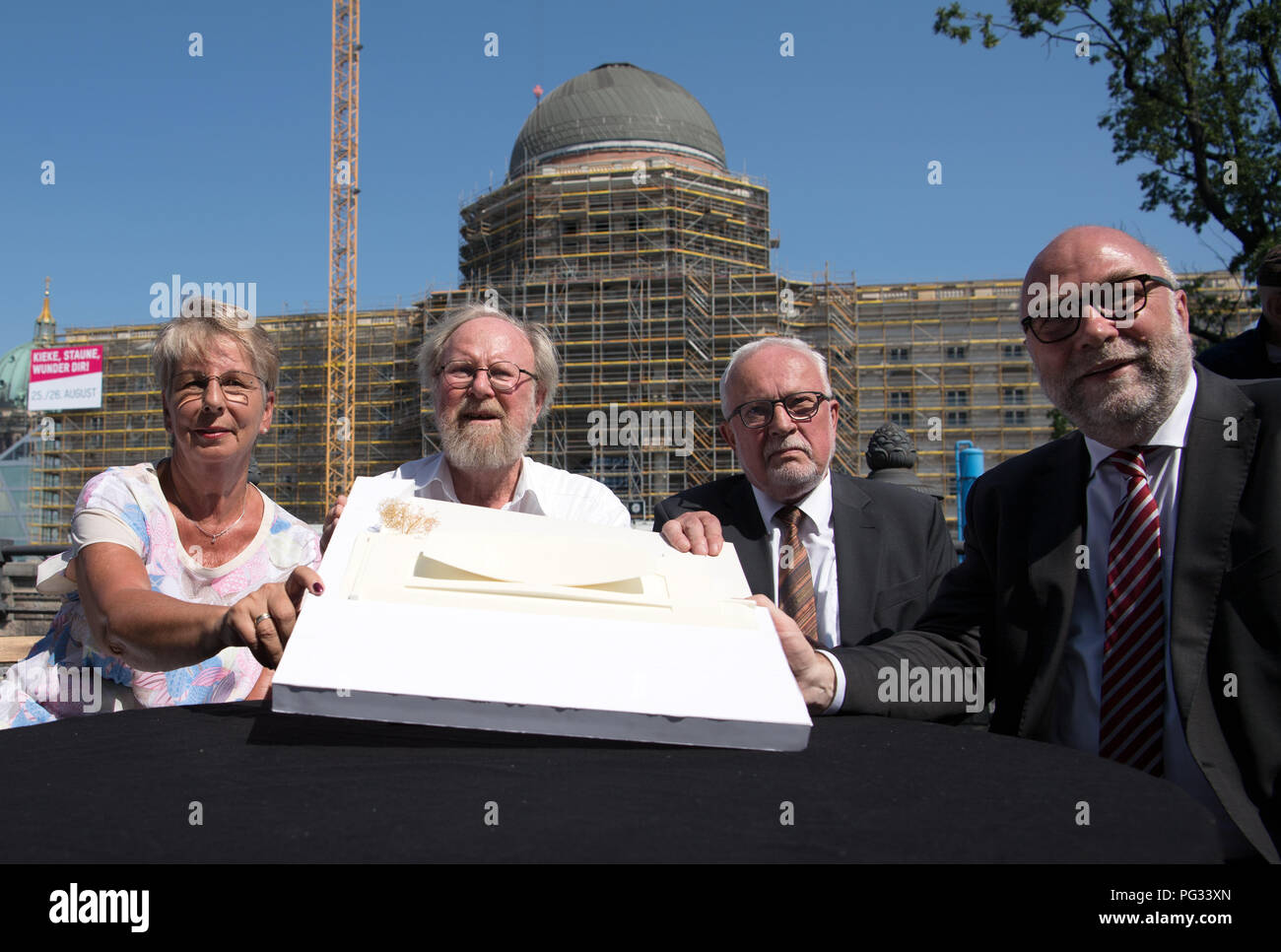 23 août 2018, l'Allemagne, Berlin : Sabine Bergmann-Pohl (l-r), ancien président de la RDA librement élus Chambre du Peuple, Wolfgang Thierse, ancien chef du parti parlementaire du SPD en RDA Volkskammer, Lothar de Maizière, premier élu librement et dernier premier ministre de la RDA, et défenseur des droits de l'ex-RDA Günter Nooke présentent un modèle de la liberté et de l'unité monument situé en face du château de Berlin après une conférence de presse. La soi-disant 'Einheitswippe» est destiné à commémorer le retour de l'unité allemande. Il y a eu un différend sur le monument depuis des années. Photo : Ralf Hirschberger Banque D'Images