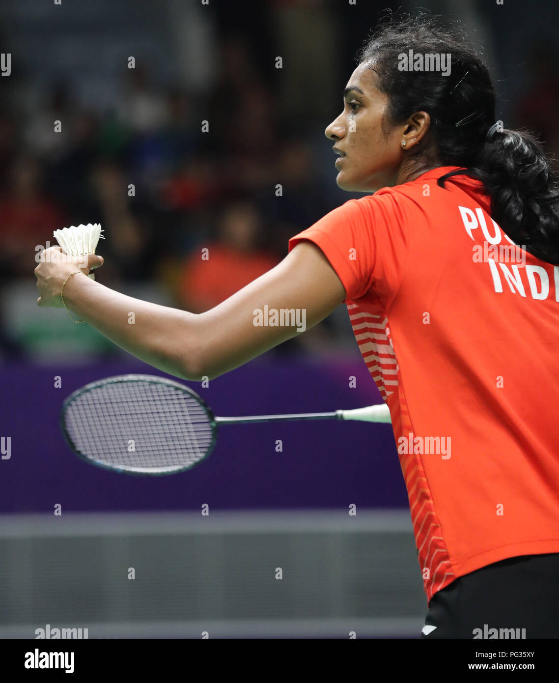 Jakarta, Indonésie, le 23 août 2018 : Badminton : l'étoile de l'Inde Shuttler PV Sindhu se prépare à l'envoyer SESHADRI SUKUMAR Crédit : Seshadri SUKUMAR/Alamy Live News Banque D'Images