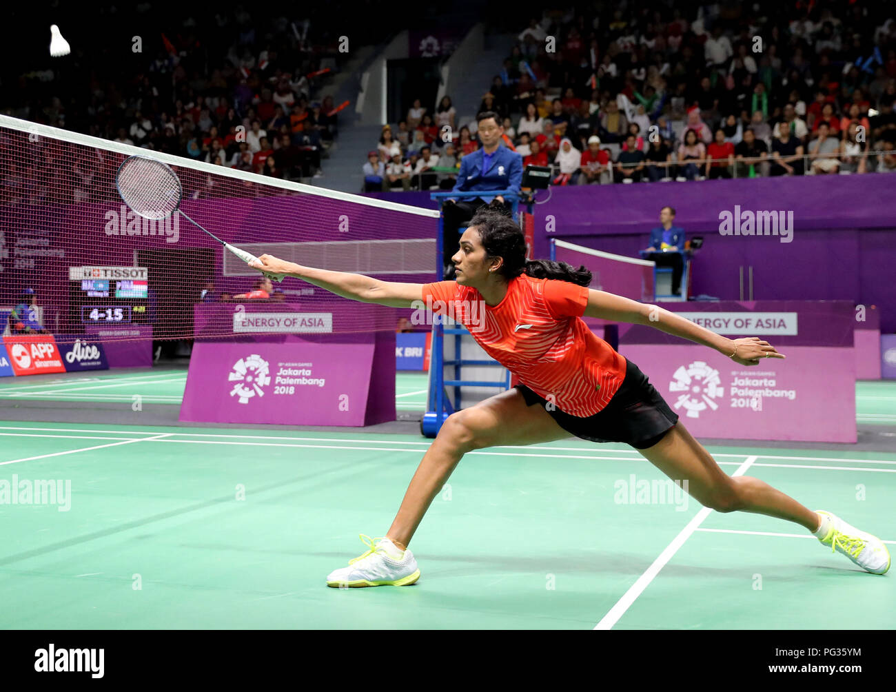 Jakarta, Indonésie, le 23 août 2018 : Badminton : l'étoile de l'Inde Shuttler Sindhu PV de victoire arraché les mâchoires de la défaite contre le Vietnam's Thi Trang Vu 21-10, 12-21, 23-21 dans une femmes ronde de 32 choc aux Jeux asiatiques de jeudi. SESHADRI SUKUMAR Crédit : Seshadri SUKUMAR/Alamy Live News Banque D'Images