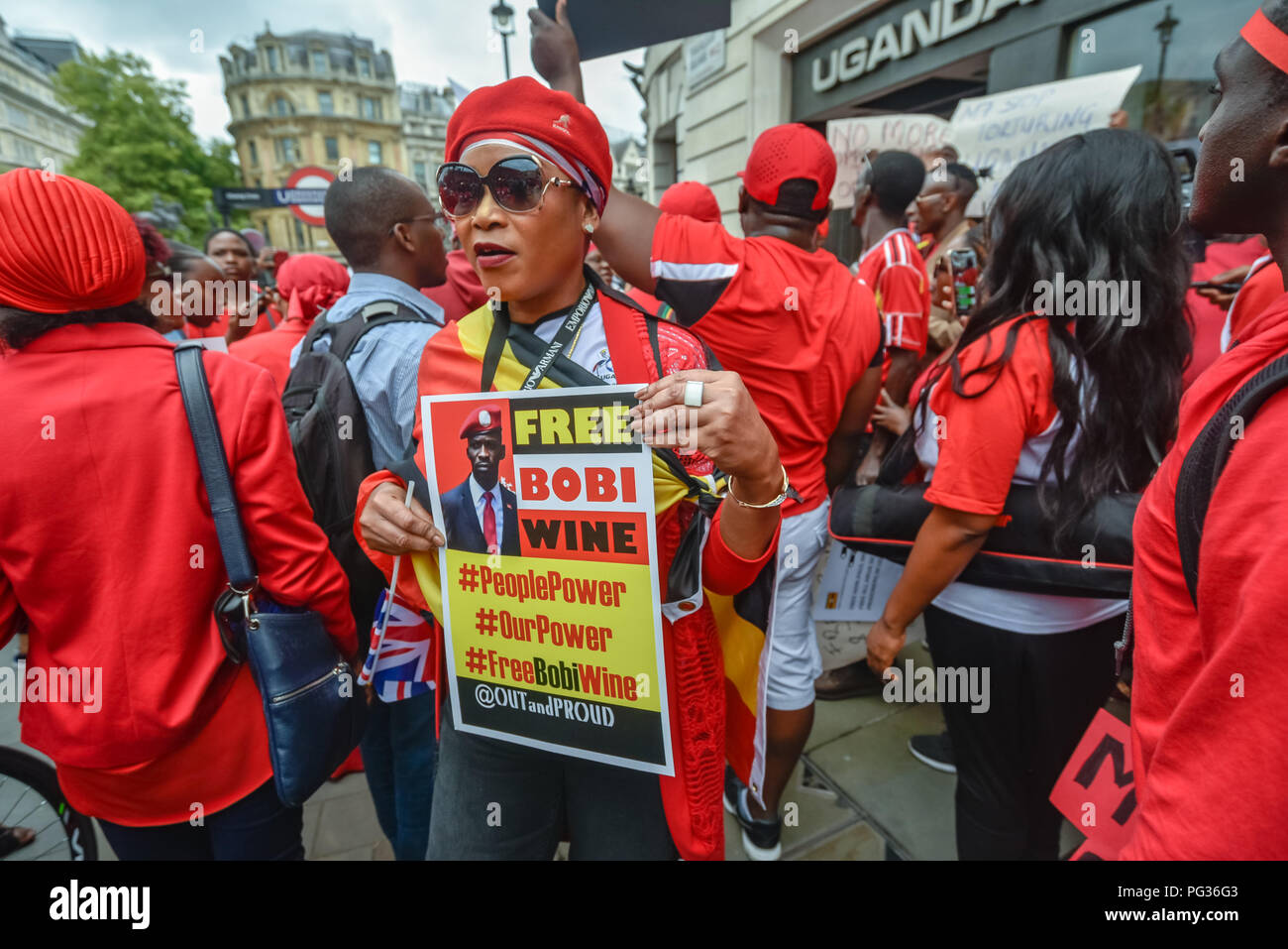 Londres, Royaume-Uni. 23 août 2018. Des centaines d'Ougandais, principalement vêtus de rouge, signe de protestation contre l'ambassade de l'Ouganda à dire que le Président Museveni doit aller. Ils l'accusent d'être un dictateur, et a appelé à la fin et à l'assassinat de politiciens de l'opposition et pour la libération des personnes emprisonnées, y compris l'homme d'affaires, député et le chanteur Bobby Kyagulanyi Ssentamu Robert (Vin), et la fin de l'accaparement des terres. Crédit : Peter Marshall/Alamy Live News Banque D'Images
