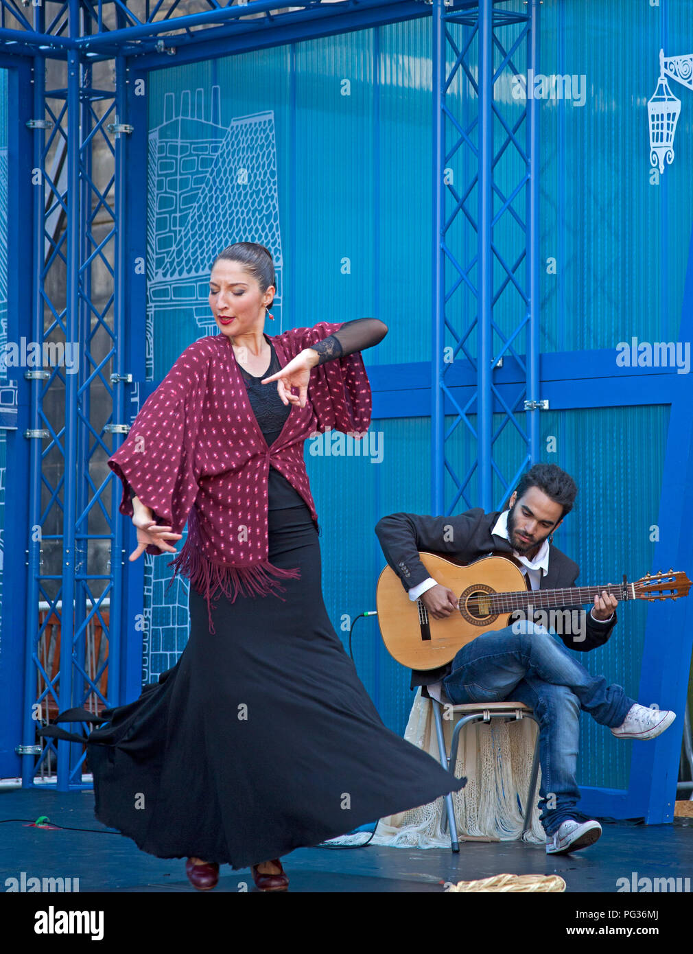 Edinburgh, Scotland, UK 23 août 2018. Festival Fringe d'Édimbourg, du Royal Mile, sur le marché, il n'y était un fougueux de la danse et de la guitare espagnole de rendement racines Flamenco. Banque D'Images