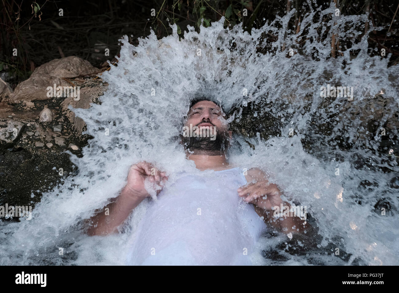 Un Palestinien profitez d'un printemps de l'eau ou à Ein Feshkha Einot Tzukim nature réserver son nom d'un printemps de l'eau saumâtre de la région sur la rive nord-ouest de la Mer Morte Israël Banque D'Images