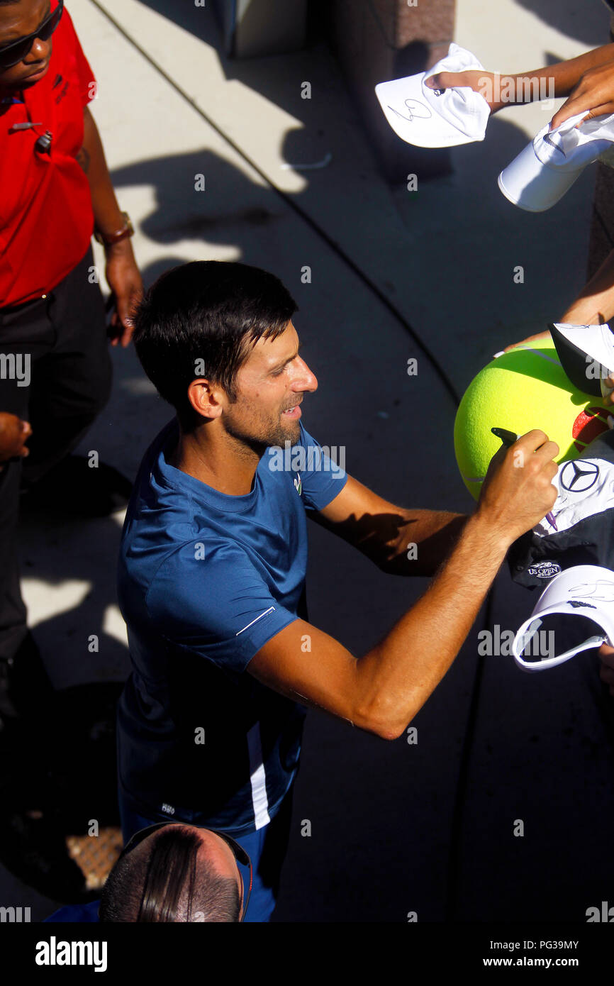 New York, États-Unis. Août 23, 2018. New York, N.Y, 23 août 2018 - US Open Tennis pratique : Novak Djokovic, signe des autographes pour les fans après avoir exercé dans la Billie Jean King National Tennis Center de Flushing Meadows, New York, que les joueurs prêts pour l'US Open qui débute lundi prochain. Crédit : Adam Stoltman/Alamy Live News Banque D'Images