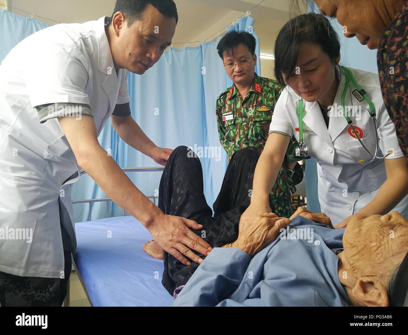 Cao Bang. Août 22, 2018. Les travailleurs médicaux chinois de l'Armée populaire de libération (APL) et de l'Armée populaire du Vietnam l'examen d'un patient dans le nord du Vietnam, la province de Cao Bang, le 22 août 2018. Credit : Zhou Na/Xinhua/Alamy Live News Banque D'Images