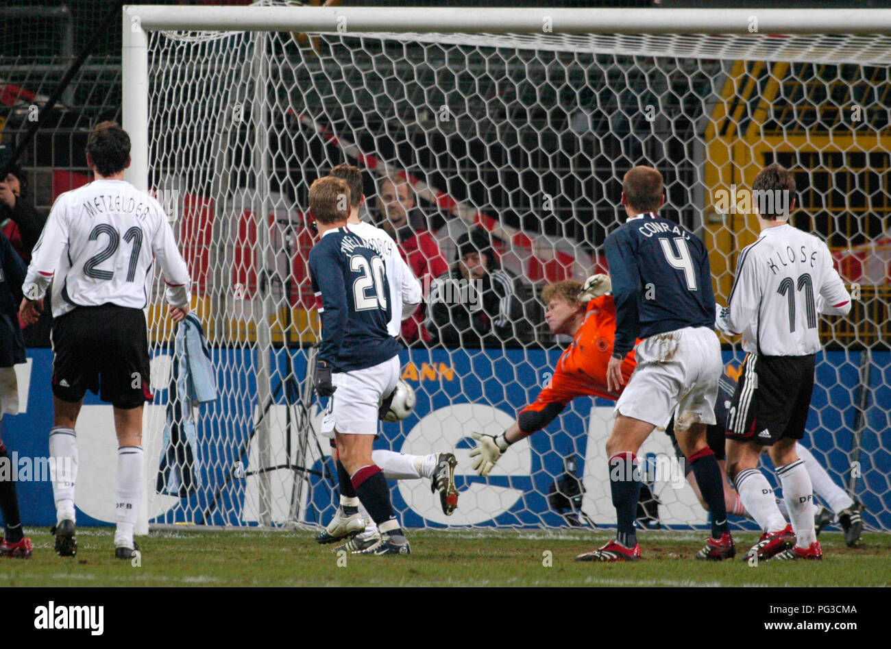 Westfalenstadion Dortmund Allemagne 22.3.2006, football match amical Allemagne vs USA 4:1 - Oliver Kahn sauve un tir au but Banque D'Images