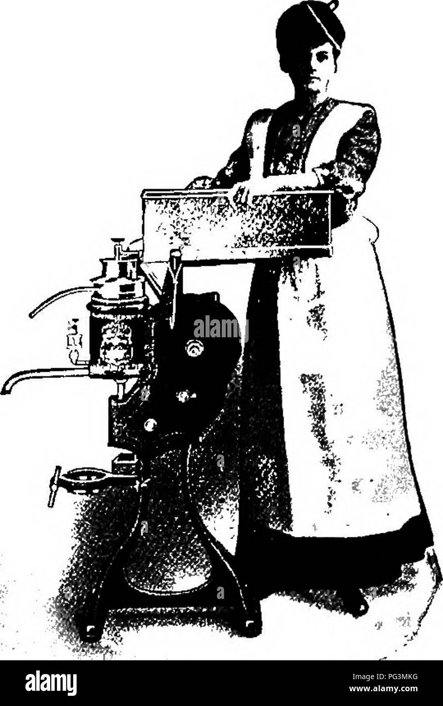 . Principes et pratiques de beurre de décisions : un traité sur les propriétés chimiques et physiques du lait et de ses composants, le traitement du lait et de la crème, et la fabrication de beurre en découlent . Le beurre, le lait. Depuis qu'ils ont été mis sur le marché, il y a des années, l'ÉCRÉMEUSES ont été constamment améliorées et ont toujours été en avant les producteurs laitiers comme public par excellence le meilleur séparateur crème dans chaque point essentiel. La supériorité de leur l'écrémage a été maintes fois démontré, et à l'exposition panaméricaine en 1901 aux Etats-Unis, a établi le RECORD DU MONDE DES CLEAN S Banque D'Images