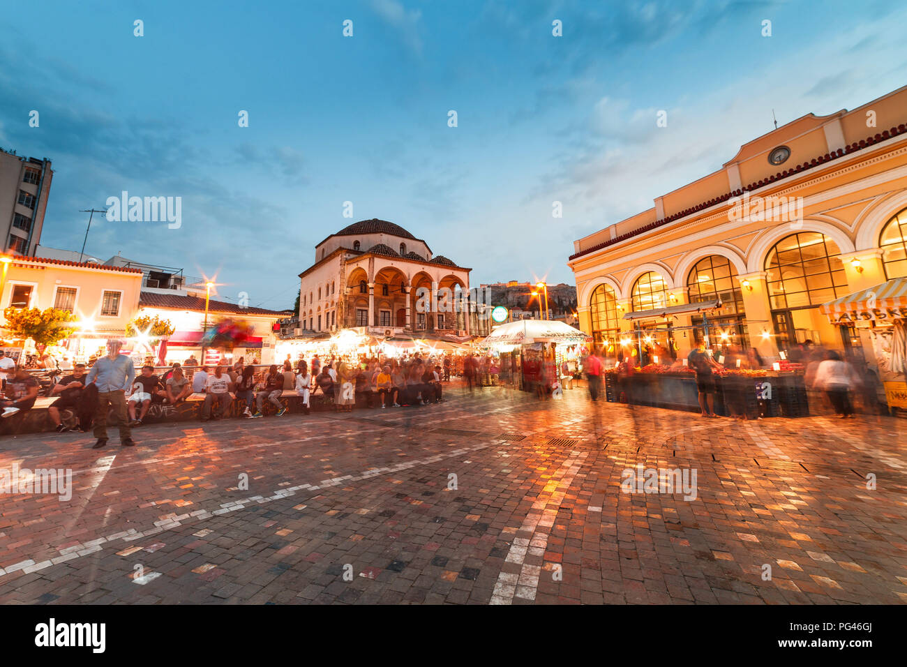 La place Monastiraki à Athènes Grèce la nuit (longue exposition) Banque D'Images