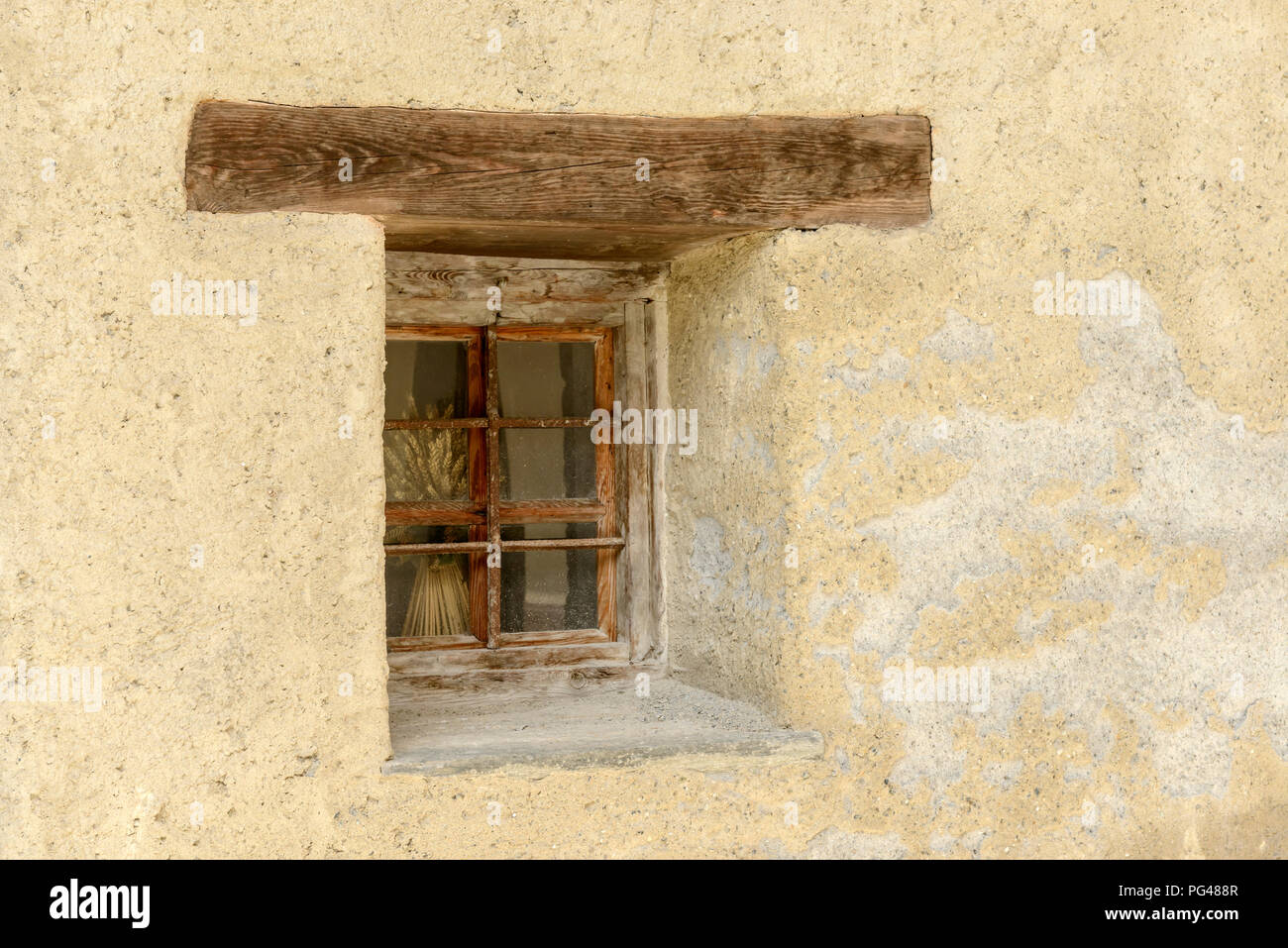 Détail de l'ancienne maison traditionnelle petite fenêtre avec linteau en bois, tourné par un beau jour d'été à Gressoney Saint Jean, vallée du Lys, Aoste, Italie Banque D'Images