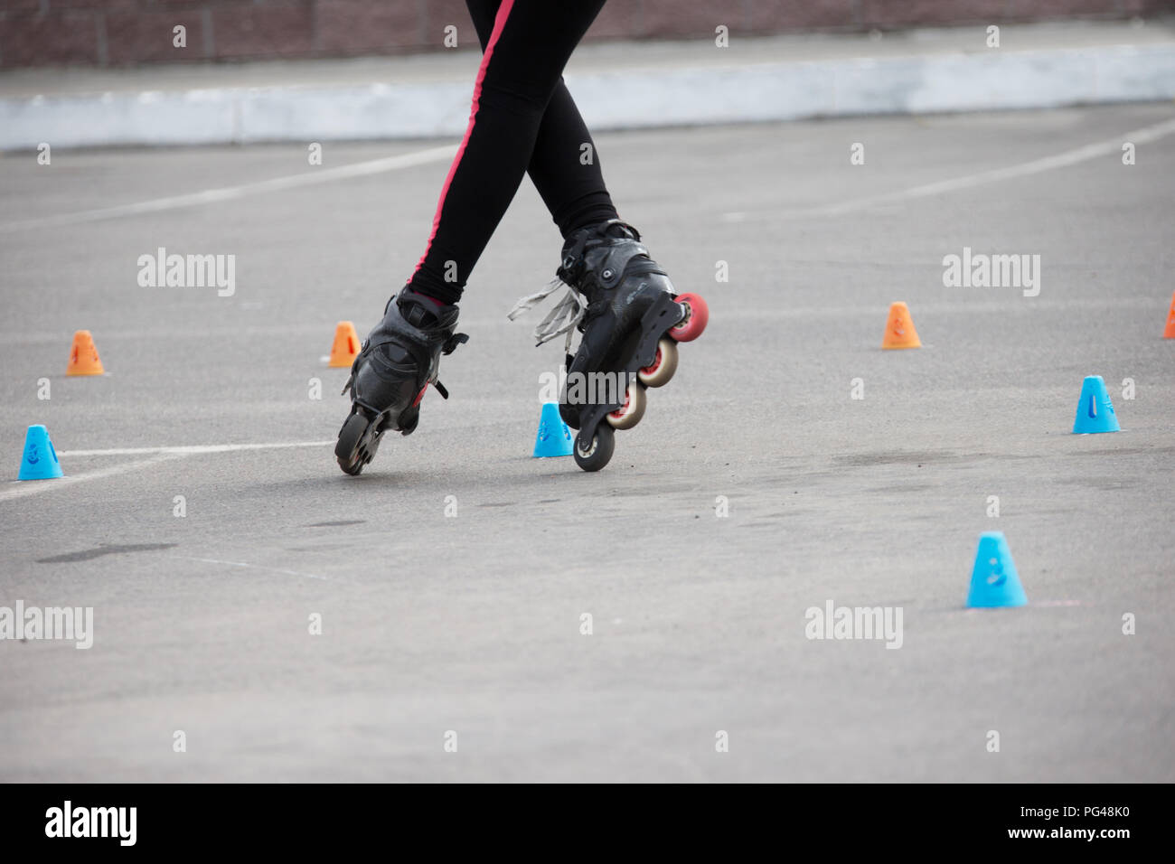 Compétitions en roller sport.Patins et plaquettes spéciales Banque D'Images